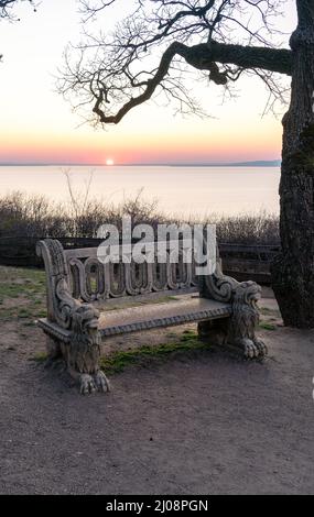 Wunderschöne balaton Landschaft in Fonyod Ungarn mit dekorierten Steinbank und dem badacsony Hügel im Hintergrund. Stockfoto