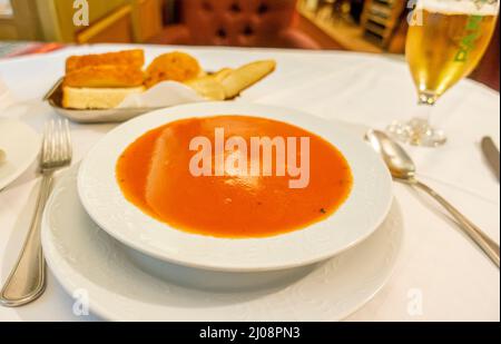 Tomatensuppe serviert in Stari Fijaker Restaurant der authentischen traditionellen kulinarischen Köstlichkeiten Zagreb-Zagorje Region von Kroatien. Stockfoto