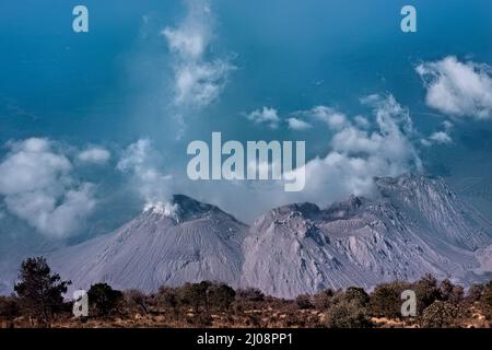 Santiaguito Lavadom, der vor dem Santa Maria Vulkan, Quetzaltenango, Guatemala, ausbricht Stockfoto