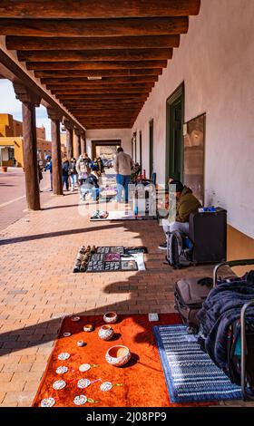 Handwerker zeigen ihren Schmuck auf Decken unter den Säulen auf dem Plaza in Santa Fe, New Mexico, USA Stockfoto