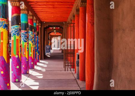 Bunt bemalte Säulen auf dem plaza in Santa Fe, New Mexico Stockfoto