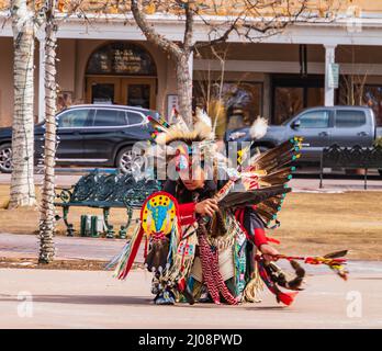 Santa Fe, New Mexico/USA - 25. Februar 2022: Indigene indianische Tänzerin in traditionellen Kostümen auf der Plaza Stockfoto