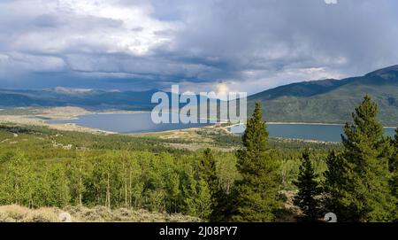 Sommer bei Twin Lakes - Ein Panoramablick auf Twin Lakes an einem stürmischen Sommerabend. Twin Lakes, Leadville, Colorado, USA. Stockfoto