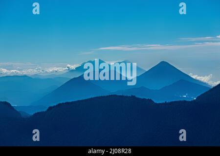 Ansicht der Vulkankette: Fuego, Acatenango, Atitlan, San Pedro und Toliman, Gesehen vom Santa Maria Vulkan, Quetzaltenango, Guatemala Stockfoto