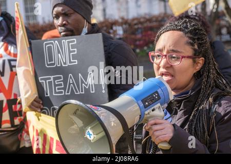 London, Großbritannien, 17.. März 2022. Erica Rasheed, eine Sicherheitsbeamtin, die die einzige Schwangere ist, die bei GOSH arbeitet und keine NHS-Entlohnung für Mutterschaft erhält, spricht bei einer Kundgebung der Sicherheitskräfte des Great Ormond Street Hospital (GOSH). Die Kundgebung feiert die GOSHISCHEN Reinigungskräfte, die ab dem 1. April die vollen NHS-Bedingungen gewonnen haben, wobei die überwiegend schwarzen, braunen und migrantischen Sicherheitskräfte als die einzigen Arbeiter in Gosh ohne NHS-Verträge zurückbleiben und ein Ende dieser rassistischen Auslagerung durch das wohlhabende Kinderkrankenhaus fordern. Kredit: Peter Marshall/Alamy Live Nachrichten Stockfoto