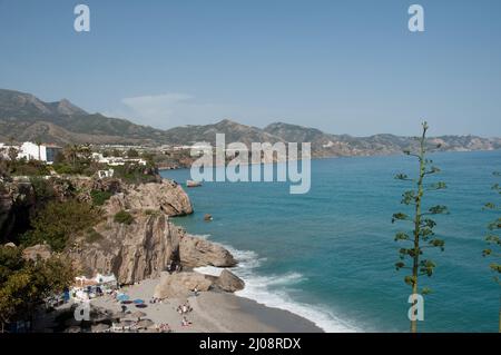 Kleine Bucht im Mittelmeer, Nerja, Costa del Sol, Provinz Malaga, Andalusien, Spanien Stockfoto