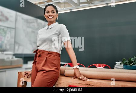 Shes hat diese aufrichtige Einstellung. Porträt eines jungen Architekten, der in einem Büro steht. Stockfoto