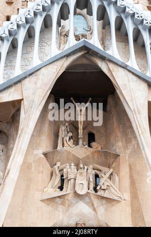 BASILICA I TEMPEL EXPIATORI DE LA SAGRADA FAMILIA BARCELONA SPANIEN BLICK AUF PASSIONSFASSADE UND CHRISTUS GEKREUZIGTEN SKULPTUR Stockfoto