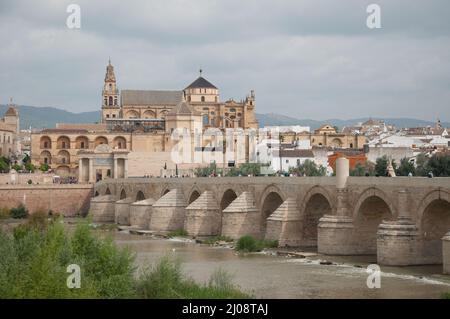 Die römische Brücke über den Fluss Guadalquivir und die Moschee-Kathedrale von Cordoba, Cordoba, Provinz Cordoba, Andalusien, Spanien Stockfoto