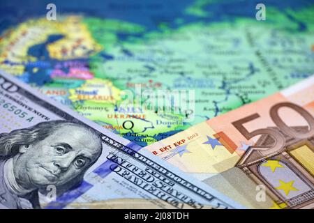 US-Dollar und Euro-Banknoten auf der Karte von Russland und der Ukraine. Konzept der USA und europäische Unterstützung von Kiew Stockfoto