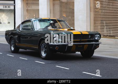 Vintage Ford Mustang auf der Straße von London, Großbritannien geparkt Stockfoto