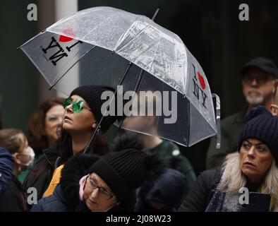 New York, USA. 17. März 2022. Die Menschen tragen grüne Farben, während sie die St. Patrick's Day Parade auf der Fifth Avenue in New York City am Donnerstag, den 17. März 2022, beobachten. Foto von John Angelillo/UPI Credit: UPI/Alamy Live News Stockfoto