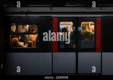 Mailand, Italien. 03. Oktober 2019. Comuters packen sich am 3. Oktober 2018 in Mailand Italien in ein U-Bahn-Auto ein. (Foto: Alexander Pohl/Sipa USA) Quelle: SIPA USA/Alamy Live News Stockfoto