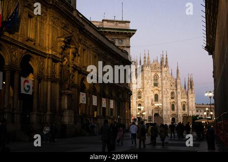 Mailand, Italien. 03. Oktober 2019. Die Piazza del Duomo in Mailand, Italien, leuchtet im Sonnenuntergang am 3. Oktober 2018. Die piazza ist der Hauptplatz und in der Regel das Reiseziel Nummer eins für den Tourismus. (Foto: Alexander Pohl/Sipa USA) Quelle: SIPA USA/Alamy Live News Stockfoto