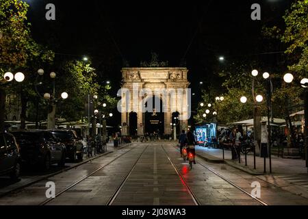 Mailand, Italien. 06. Oktober 2019. Arco della Pace (englisch: 'Arch of Peace') leuchtet während einer belebten Samstagabend am 6. Oktober 2018. Arco della Pace dient als großartiger Eingang zum Parco Sempione, der auch zum Castello Sforzesco führt, oder das Castello Sforza (das unter dem Bogen glüht), das von beliebten Aperitif-Bars umgeben ist. (Foto: Alexander Pohl/Sipa USA) Quelle: SIPA USA/Alamy Live News Stockfoto