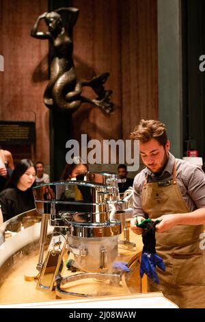 Mailand, Italien. 03. Oktober 2019. Ein Starbucks Barista bereitet ein Affogato für einen Gast vor. Gäste stehen am 3. Oktober 2018 für die Bestellung von Getränken im Starbucks Reserve Roastery in Mailand, Italien, bereit. Starbucks eröffnete im September 2018 seinen ersten italienischen Standort in Form des großen Starbucks Reserve Roastery, eines von sechs weltweit. Es befindet sich an der Piazza Cordusio in Mailand, Italien. (Foto: Alexander Pohl/Sipa USA) Quelle: SIPA USA/Alamy Live News Stockfoto