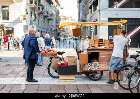 Mailand, Italien. 03. Oktober 2019. Am 3. Oktober 2018 bedient ein Fruchtsaftverkäufer Kunden im Modeviertel Via Montenapoleone in Mailand, Italien. (Foto: Alexander Pohl/Sipa USA) Quelle: SIPA USA/Alamy Live News Stockfoto