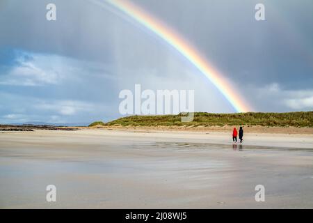 Erstaunlicher Regenbogen über Carrickfad von Portnoo am Narin Strand in der Grafschaft Donegal Irland. Stockfoto