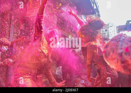 Kalkutta, Indien. 16. März 2022. Während des Holi-Festivals spielen die Menschen mit bunten Pulvern. Holi ist ein beliebtes hinduistisches Fest voller Spaß und wird zum Beginn der Frühjahrssaison gefeiert. Kredit: SOPA Images Limited/Alamy Live Nachrichten Stockfoto