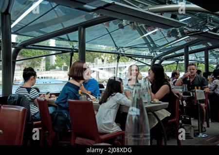 Mittagessen auf einem Boot, Bateau Parisien, Paris, Frankreich Stockfoto