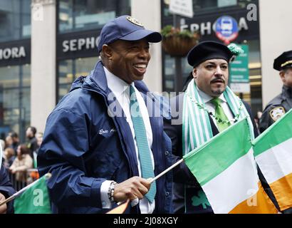 New York, USA. 17. März 2022. Der Bürgermeister von New York, Eric Adams, marschiert auf der Paraderoute zur St. Patrick's Day Parade auf der Fifth Avenue in New York City am Donnerstag, den 17. März 2022. Foto von John Angelillo/UPI Credit: UPI/Alamy Live News Stockfoto
