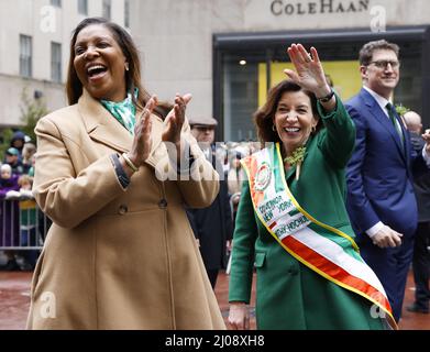 New York, USA. 17. März 2022. Kathy Hochul, Gouverneurin von New York, und Letitia James, Justizvollzugsanwältin von New York, marschieren am Donnerstag, dem 17. März 2022, auf der Parade zum St. Patrick's Day auf der Fifth Avenue in New York City. Foto von John Angelillo/UPI Credit: UPI/Alamy Live News Stockfoto