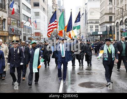 New York, USA. 17. März 2022. Der Bürgermeister von New York, Eric Adams, marschiert auf der Paraderoute zur St. Patrick's Day Parade auf der Fifth Avenue in New York City am Donnerstag, den 17. März 2022. Foto von John Angelillo/UPI Credit: UPI/Alamy Live News Stockfoto