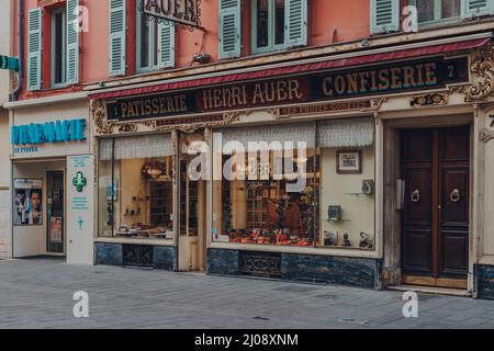 Nizza, Frankreich - 10. März 2022: Außenansicht von La Maison Auer, einer im Familienbesitz befindlichen Chocolaterie und Confiserie in Nizza aus dem Jahr 1820. Stockfoto
