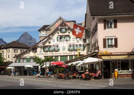 Brunnen, Schweiz - 28. Mai 2017: Brunnen ist ein Schweizer Stausee am Ufer des Vierwaldstättersees mit Blick auf den Urnersee im Osten und acros Stockfoto