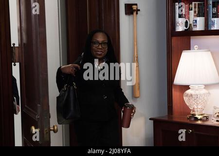 Washington, USA. 17. März 2022. Der FÜR SCOTUS nominierte Richter Ketanji Brown Jackson kommt heute am 17. März 2022 zu einem Treffen mit US-Senator deb Fischer (R-NE) im Russell Senate/Capitol Hill in Washington DC, USA. (Foto von Lenin Nolly/Sipa USA) Quelle: SIPA USA/Alamy Live News Stockfoto