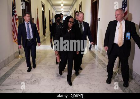 Washington, USA. 17. März 2022. Der FÜR SCOTUS nominierte Richter Ketanji Brown Jackson kommt heute am 17. März 2022 zu einem Treffen mit US-Senator deb Fischer (R-NE) im Russell Senate/Capitol Hill in Washington DC, USA. (Foto von Lenin Nolly/Sipa USA) Quelle: SIPA USA/Alamy Live News Stockfoto