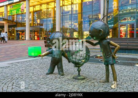 Bolek i Lolek, berühmte polnische Zeichentrickfiguren vor der Galerie Sfera in Bielsko-Biala, Polen Stockfoto