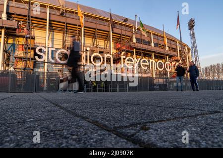 Rotterdam, Niederlande. 17. März 2022. Rotterdam - De Kuip vor dem Spiel zwischen Feyenoord gegen FK Partizan im Stadion Feijenoord De Kuip am 17. März 2022 in Rotterdam, Niederlande. Kredit: Kasten zu Kasten Abbildungen/Alamy Live Nachrichten Stockfoto