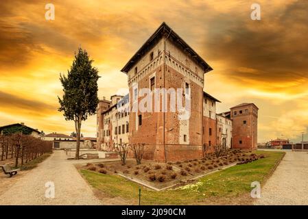 Lagnasco, Cuneo, Italien - 16. März 2022: Die Schlösser der Marquise Tappareli D'Azeglio (11.. Bis 18.. Jahrhundert) mit Himmel mit farbigen Sonnenwolken Stockfoto