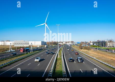 Blick auf den Highway A4 zwischen den Städten Den Haag und Amsterdam, einer der verkehrsreichsten Straßen der Niederlande. Stockfoto