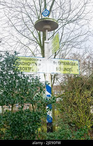 Alte traditionelle holländische Wegweiser aus der Provinz Nordbrabant aus dem letzten Jahrhundert. Stockfoto