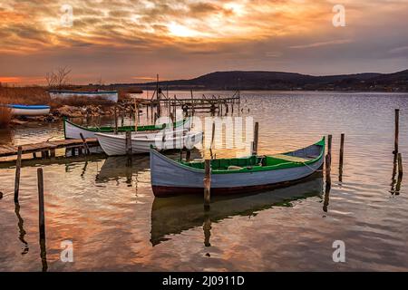Der ruhige Nachmittag auf einem See mit festgetäuten Booten am hölzernen Pier Stockfoto