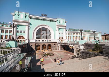 10. Juli 2021, Nowosibirsk, Russland: Das Hauptgebäude des Bahnhofs Nowosibirsk Stockfoto