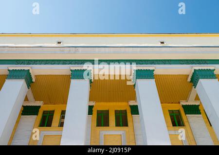 10. Juli 2021, Nowosibirsk, Russland: Fassade der Universität für Verbindung und Kommunikation Stockfoto