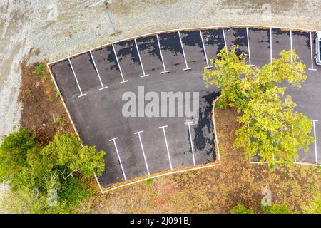 Luftaufnahme von oben auf leere Parkplätze. Drohnenfotografie. Stockfoto