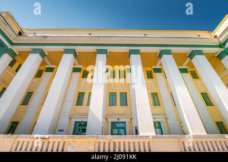 10. Juli 2021, Nowosibirsk, Russland: Fassade der Universität für Verbindung und Kommunikation Stockfoto