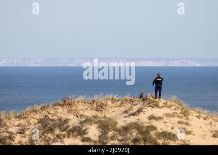 Ambleteuse, Frankreich, 17. März 2022 Französische Gendarmen bewachen die französische Küste gegenüber England. Migranten wollen den Kanal in kleinen aufblasbaren Booten überqueren. Credit Yann Avril/Alamy Live News Stockfoto