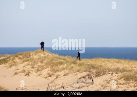 Ambleteuse, Frankreich, 17. März 2022 Französische Gendarmen bewachen die französische Küste gegenüber England. Migranten wollen den Kanal in kleinen aufblasbaren Booten überqueren. Credit Yann Avril/Alamy Live News Stockfoto