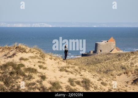 Ambleteuse, Frankreich, 17. März 2022 Französische Gendarmen bewachen die französische Küste gegenüber England. Migranten wollen den Kanal in kleinen aufblasbaren Booten überqueren. Credit Yann Avril/Alamy Live News Stockfoto