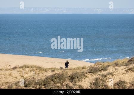 Ambleteuse, Frankreich, 17. März 2022 Französische Gendarmen bewachen die französische Küste gegenüber England. Migranten wollen den Kanal in kleinen aufblasbaren Booten überqueren. Credit Yann Avril/Alamy Live News Stockfoto