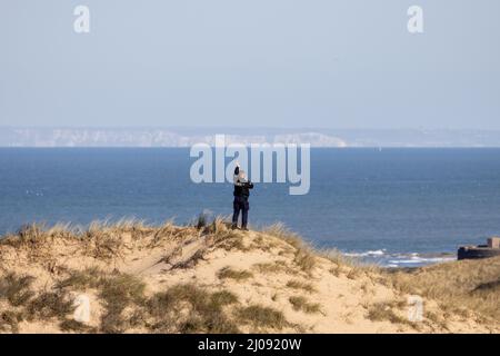 Ambleteuse, Frankreich, 17. März 2022 Französische Gendarmen bewachen die französische Küste gegenüber England. Migranten wollen den Kanal in kleinen aufblasbaren Booten überqueren. Credit Yann Avril/Alamy Live News Stockfoto