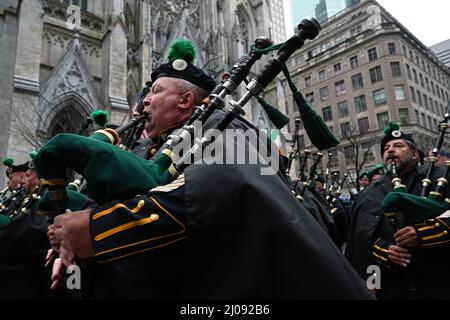 Dudelsackläufer der NYPD Emerald Society nehmen am 17. März 2022 an der St. Patrick's Day Parade in New York an der Fifth Avenue Teil. Stockfoto