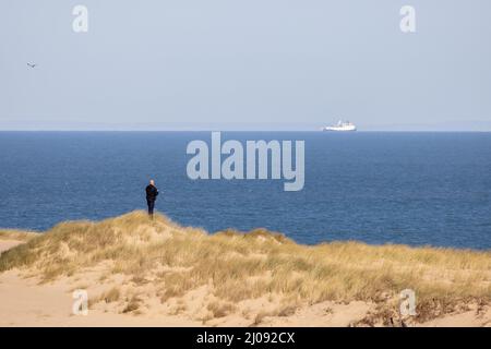 Ambleteuse, Frankreich, 17. März 2022 Französische Gendarmen bewachen die französische Küste gegenüber England. Migranten wollen den Kanal in kleinen aufblasbaren Booten überqueren. Credit Yann Avril/Alamy Live News Stockfoto