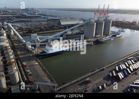 Liverpool, Großbritannien, 17.. März 2022. Die P&O-Passagierschiffe Norbank und Norbay werden am Kai im Gladstone Dock in Liverpool vertäut, nachdem der führende britische Fährbetreiber am Donnerstag 800 britische Besatzungen seiner gesamten Flotte entlassen hatte. Laut Berichten plant P&O, billige Mitarbeiter der Agentur für den Betrieb seiner Schiffe, Liverpool, Großbritannien, einzusetzen. Kredit: Jon Super/Alamy Live Nachrichten. Stockfoto