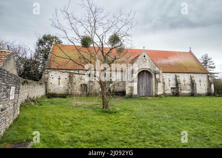 Großbritannien, England, Somerset, Pilton Village. Die Tithe Barn aus dem 12.. Jahrhundert wurde von Michael Evis vom Worthy Farm & Glastonbury Festival restauriert. Stockfoto